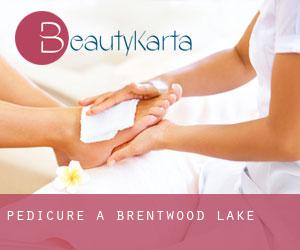 Pedicure a Brentwood Lake