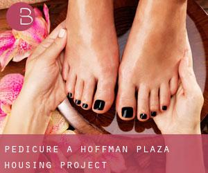 Pedicure a Hoffman Plaza Housing Project